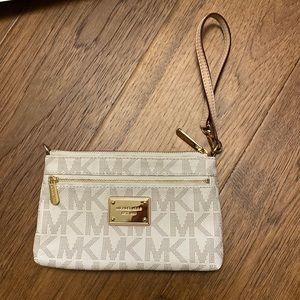 Michael kors wristlet. Like brand new.